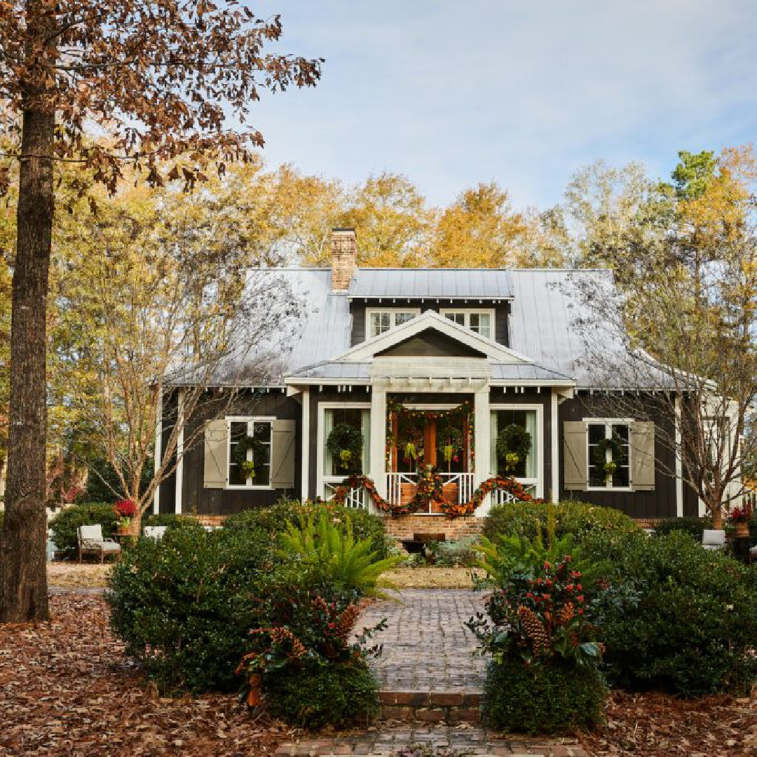 Festive fall decor from James Farmer and his book CELEBRATING HOME (Gibbs Smith, 2022). #fallflorals #jamesfarmer #southernfall